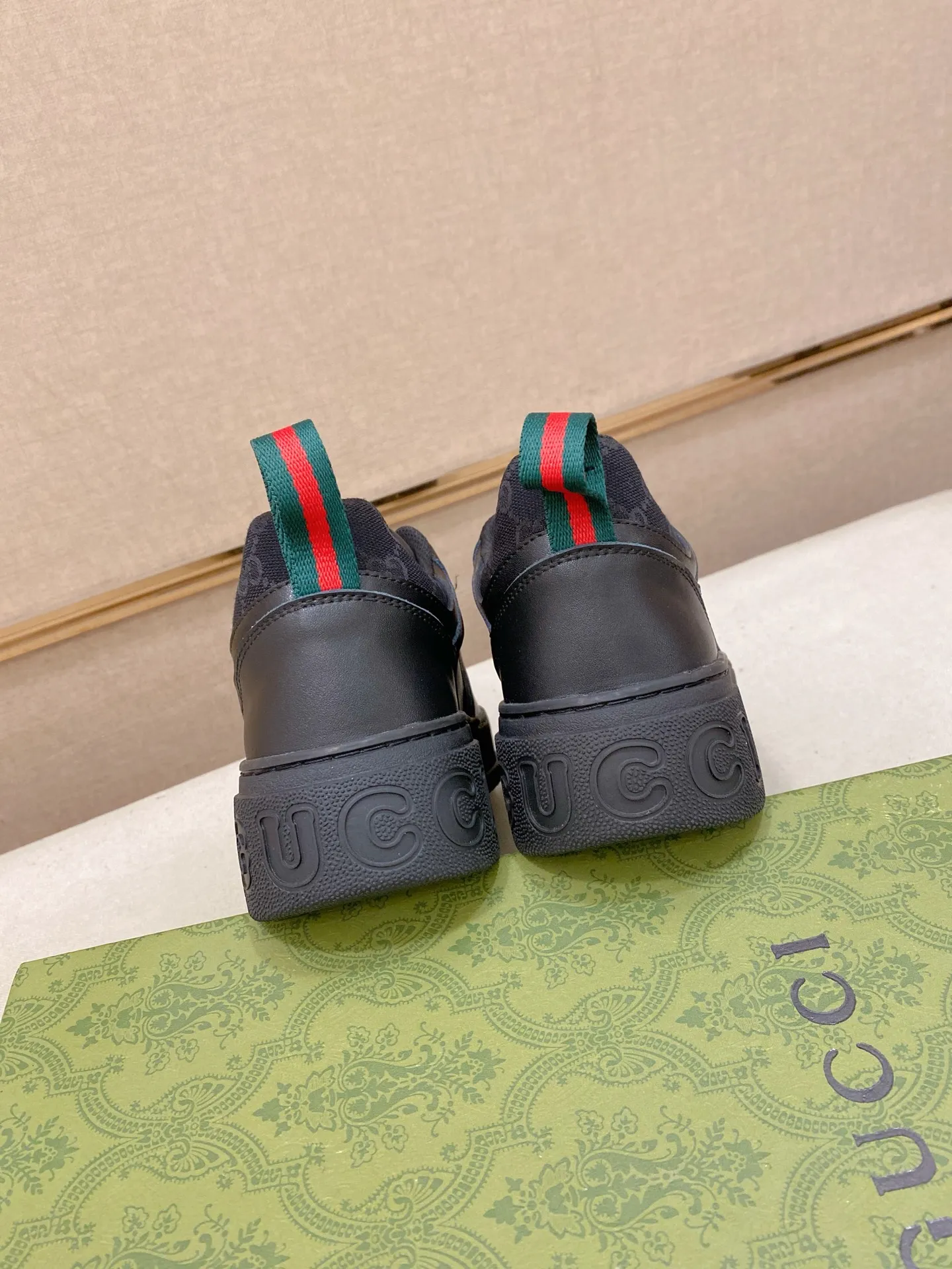 Men's clothing and shoes💰:420💰 (GUCCI) The latest model from the official website🎁🎁Casual and fashionable men's shoes👟, hot style💥The version is simple and elegant, exclusive for trendy men. The unique latest brand elements from the official website👑Original Gucci decoration, fashionable and generous, the fabric is original cowhide ✅Mesh breathable lining, the official website specifies wear-resistant casual outsole, the classic model is taken in kind at the counter🎬38-44 (can be customized for 45 non-refundable)